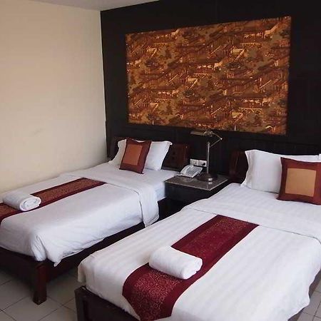 Jomtien Holiday Pattaya Hotel Buitenkant foto